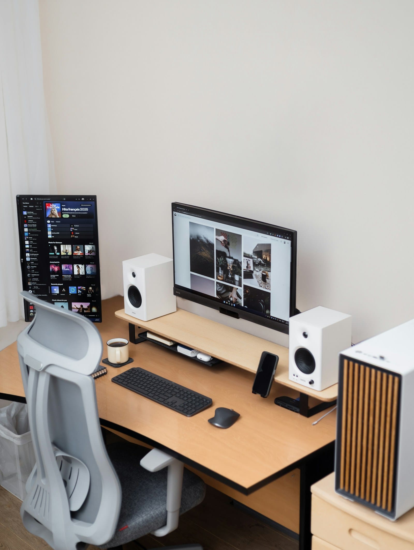 reMarkable Paper Pro vs Supernote Manta for Freelancers (Comparison and Decision Guide) 10 Modern desk setup with monitor and workspace, showing the ideal environment for e-ink tablet usage