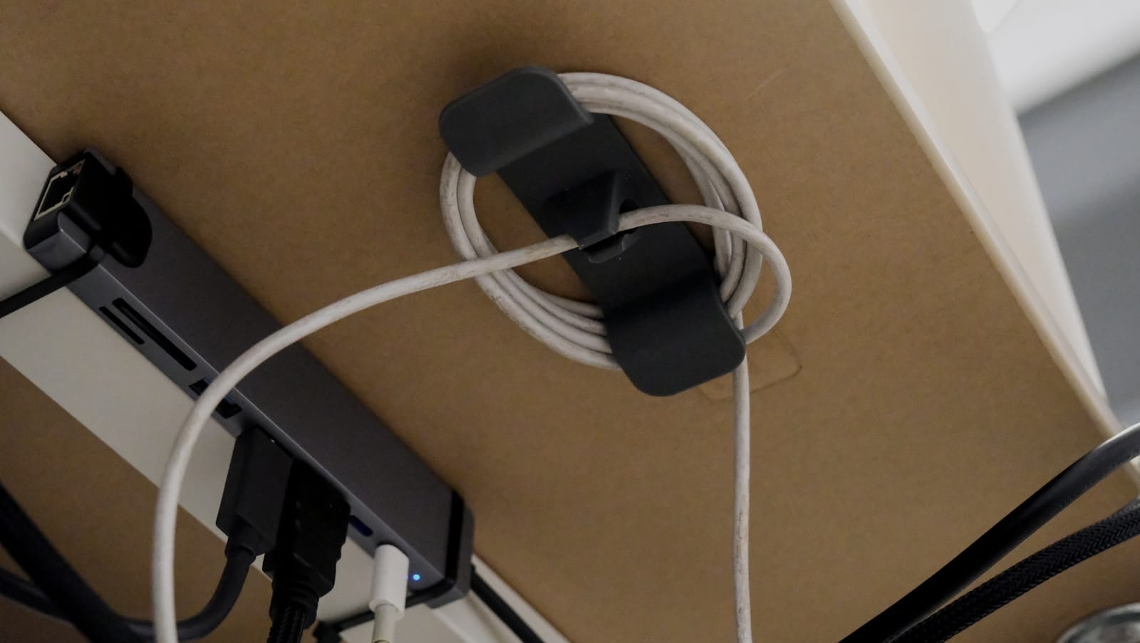 USB-C Cables Explained (Data Transfer Speeds, Power Delivery, Thunderbolt 4 and 5) 9 USB-C cable management and organization under a modern desk